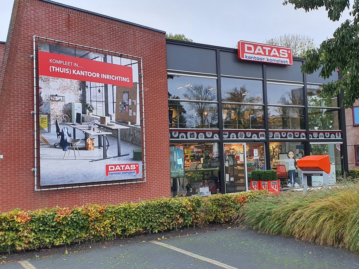Nieuw doek aan de gevel bij vestiging Sneek. Gemaakt door onze eigen Repro &amp; Sign afdeling. #Geveldoek #Repro #Reclame #DatasKantoorKompleet #Sneek #Drachten #Leeuwarden #Groningen
