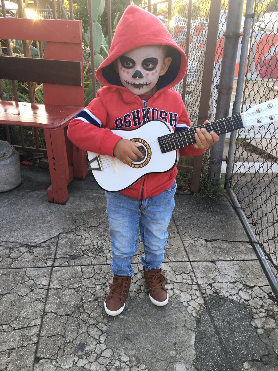 la_bellavidaa's tweet photo. Miguel #Coco #Halloween2020 #SchoolParade https://t.co/QxsJL4uDMh