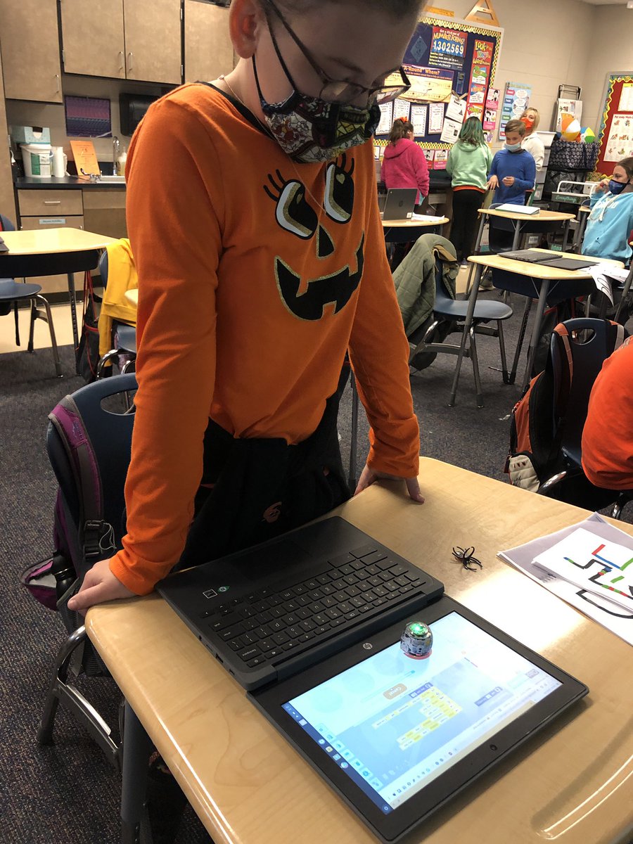 EdTech_Shannon's tweet photo. Testing out our new @Ozobot Evos @NESD_SBI this morning with Mrs. McWilliamβs class to prep for next marking periods activities! #NESDcodes @NESD https://t.co/NkkUtoNj1z