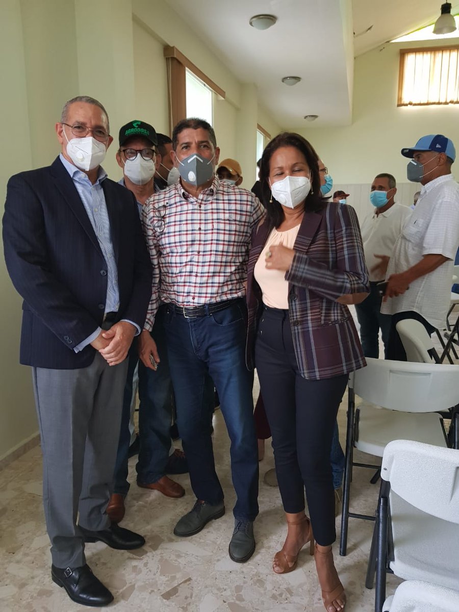 digera_rd's tweet photo. Con la presencia del Ministro @limbercruzl @AgriculturaRD @agrodosard y la Dirección General de Riesgos Agropecuarios, @digeradr paga a productores afectados por fenómenos atmosférico la suma de 150 millones en provincia de Valverde, Mao #EstamosCambiando #DIGERA https://t.co/W3JHkzs2yU