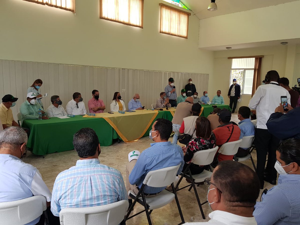 digera_rd's tweet photo. Con la presencia del Ministro @limbercruzl @AgriculturaRD @agrodosard y la Dirección General de Riesgos Agropecuarios, @digeradr paga a productores afectados por fenómenos atmosférico la suma de 150 millones en provincia de Valverde, Mao #EstamosCambiando #DIGERA https://t.co/W3JHkzs2yU