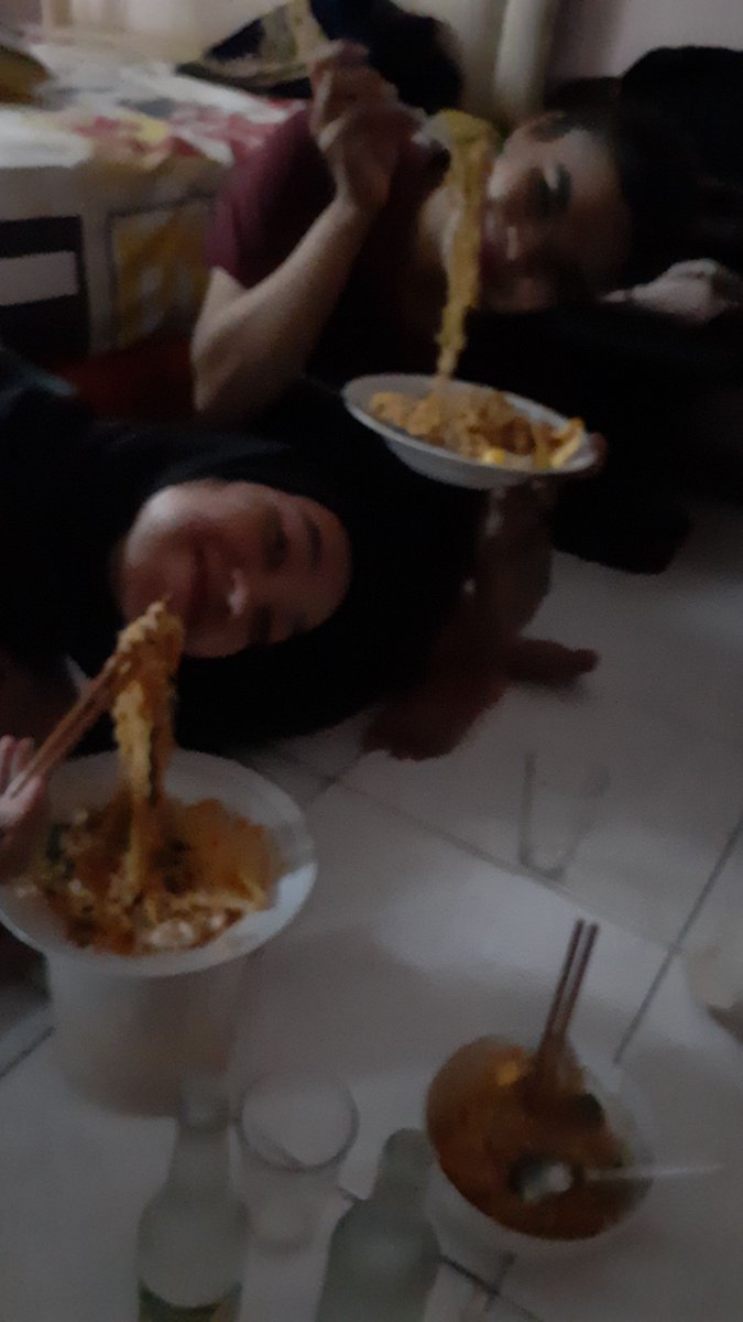 potatoooeeess's tweet photo. yg awalnya bertujuh, trs jadi berlima, dan sekarang bnr2 cm bertiga.. bersyukur bgt ada mereka, bkn tipe yg nongki di cafe, sekadar nongki di kamar, ngemie, udh the best klo brg mereka, no word can explain, thanks.. letyna🥺🥺 #jumatsendu https://t.co/gADhnUUiIS