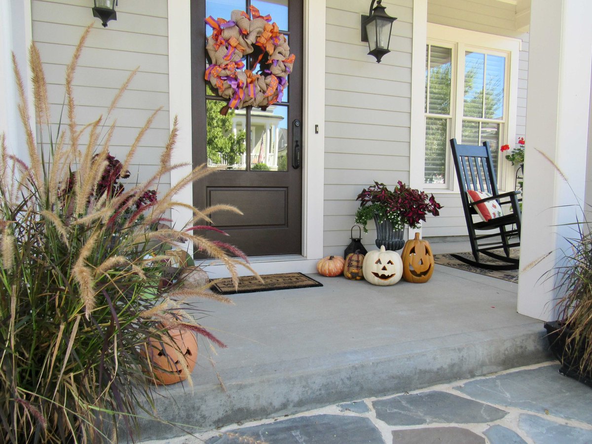 PatrickSquareSC's tweet photo. This porch is ready for trick-or-treaters. 🎃

Don't forget to share your costumes and Halloween decor with us @patricksquaresc! 

#patricksquare #clemson #lovewhereyoulive https://t.co/uTsCVsZKFA
