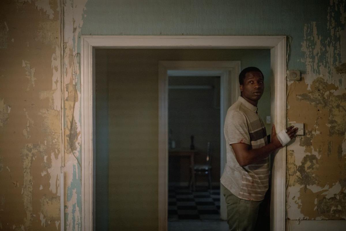 kyalbr's tweet photo. So. 

If I use this 🚩, it means I desperately need you to trust me. 

Remi Weekes’ His House (2020) is one of the most jaw dropping directorial debuts I have ever seen. 

If you’ve wanted prestige, black horror. 

It’s here. 

and it’s on Netflix. 

🚩 https://t.co/jWVXCRaXe3