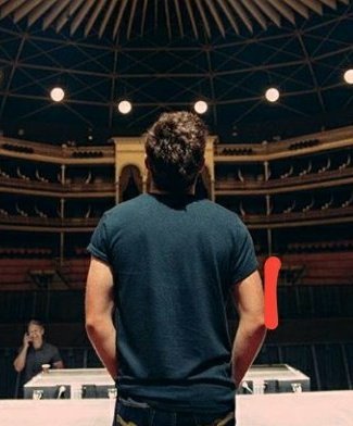 His back view when he's standing in an arena/hall and just mesmerized by their beauty...plus these 2 picture make me feel so proud of Niall!How it started       How's it going