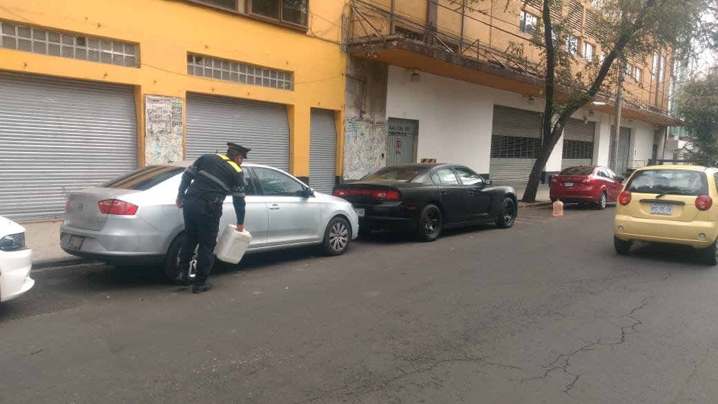 UCS_GCDMX's tweet photo. @ElInvestiadoorr @OVIALCDMX @LaSEMOVI @SSC_CDMX Se acude al lugar a recolectar enseres que se encontraban obstruyendo la vía pública. https://t.co/8No1aOmriu