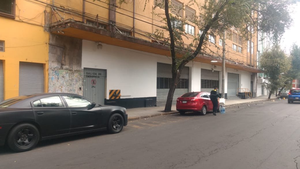 UCS_GCDMX's tweet photo. @ElInvestiadoorr @OVIALCDMX @LaSEMOVI @SSC_CDMX Se acude al lugar a recolectar enseres que se encontraban obstruyendo la vía pública. https://t.co/8No1aOmriu