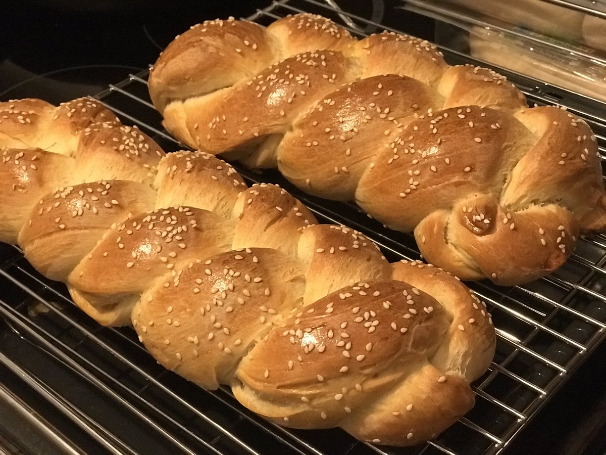 GhentSimi's tweet photo. One thing that I learned and perfected in since the lockdown is......BREAD!!🍞🥖🥨 artisan sourdough bread, plait bread and gluten free bread. #breadheaven https://t.co/nWbHZDY2Tj
