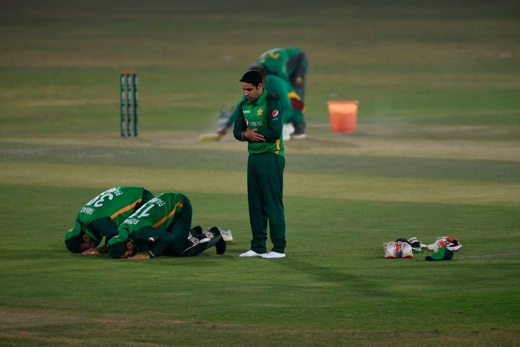 Mushy_online's tweet photo. Such a beautiful and humbling image. Jab Mehboob ka bulawa aajaye to mohabbat, adab or aajizi k saath us k pas ja pohcho. 

Meri zindagi ka maqsad, tere deen ki sarfrazi
Me isi liye musalmaan, me isi liye namaazi https://t.co/OmXPuJtTOc