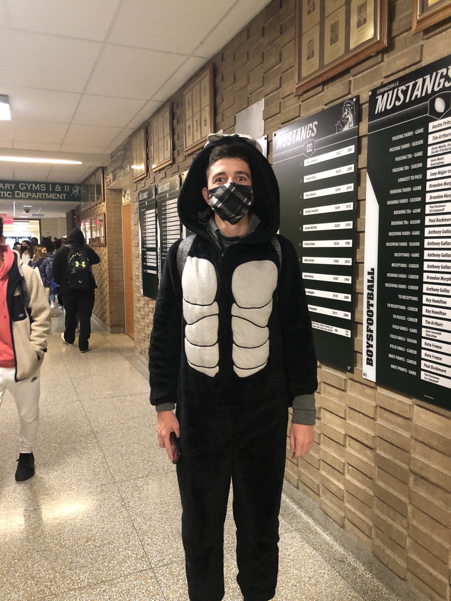 HS_Strongsville's tweet photo. SHS students finish spirit week with some great costumes. #mustangspiritweek https://t.co/VXSxY4gwz4