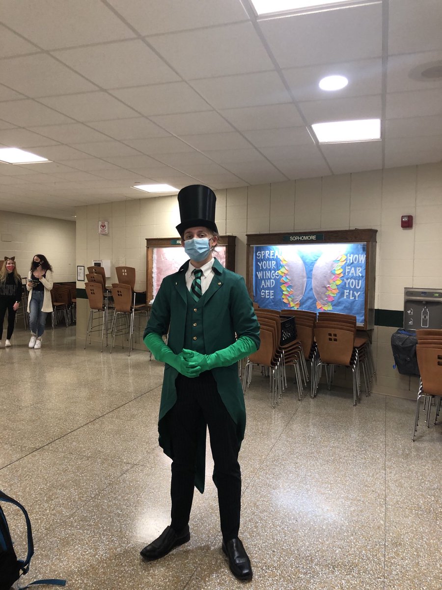 HS_Strongsville's tweet photo. SHS students finish spirit week with some great costumes. #mustangspiritweek https://t.co/VXSxY4gwz4