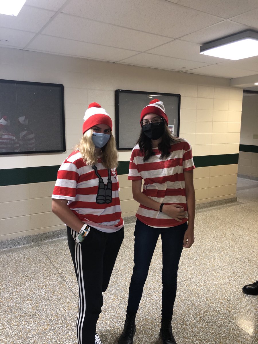 HS_Strongsville's tweet photo. SHS students finish spirit week with some great costumes. #mustangspiritweek https://t.co/VXSxY4gwz4