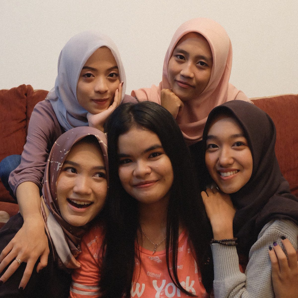 potatoooeeess's tweet photo. yg awalnya bertujuh, trs jadi berlima, dan sekarang bnr2 cm bertiga.. bersyukur bgt ada mereka, bkn tipe yg nongki di cafe, sekadar nongki di kamar, ngemie, udh the best klo brg mereka, no word can explain, thanks.. letyna🥺🥺 #jumatsendu https://t.co/gADhnUUiIS
