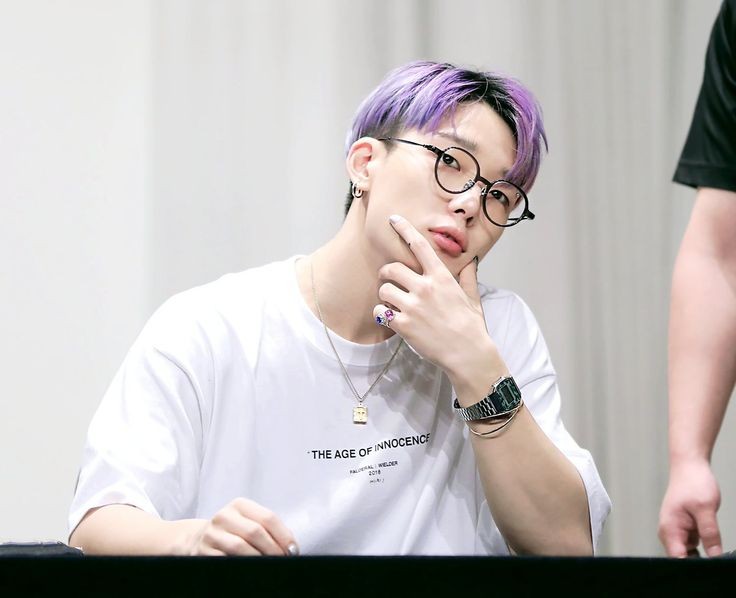 Here's a thread with Bobby's purple hair coz I badly miss it. #바비  #BOBBY  #아이콘  #iKON  @YG_iKONICP.S Credits to the owners of each pictures