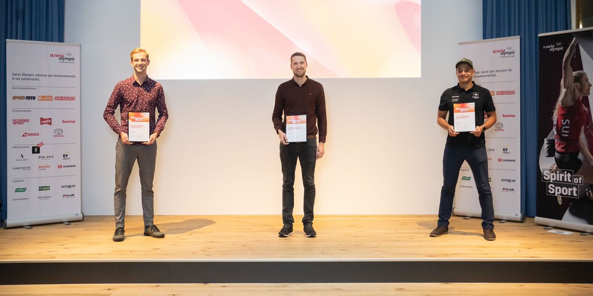 Dr. Philipp Röthlin, wissensch. Mitarbeiter der Fachgruppe Sportpsychologie #EHSM, hat mit «Soziale Unterstützung schützt Trainerinnen und Trainer vor Burnoutsymptomen – eine Langzeitstudie» den Swiss Olympic Science Award gewonnen. Herzliche Gratulation! youtube.com/watch?v=DlOoM9…