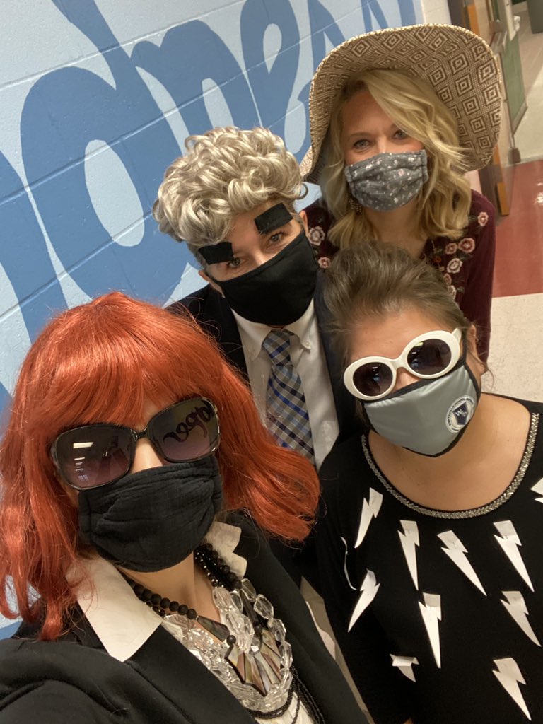 jsutton04's tweet photo. Teachers are simply the best! @SchittsCreek @danjlevy @Realeugenelevy @annefrances #simplythebest #SchittsCreek https://t.co/f4fqe73jGr