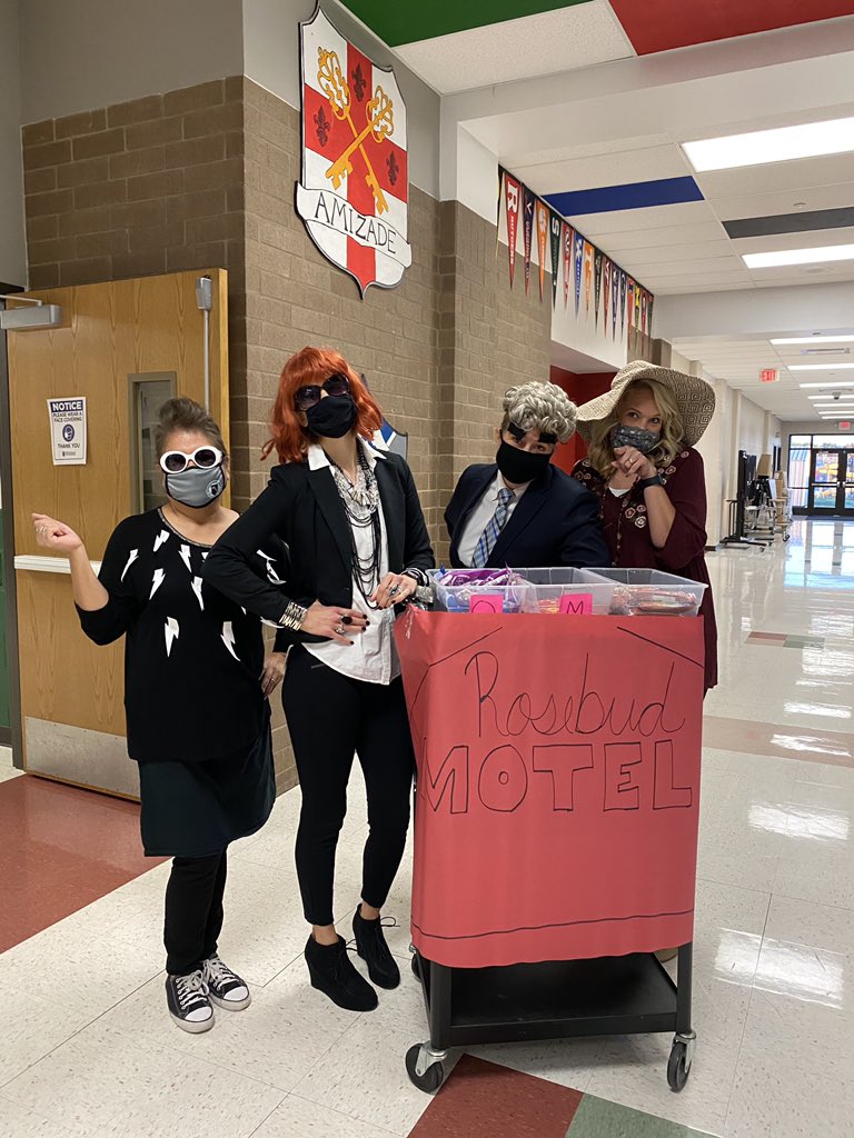 jsutton04's tweet photo. Teachers are simply the best! @SchittsCreek @danjlevy @Realeugenelevy @annefrances #simplythebest #SchittsCreek https://t.co/f4fqe73jGr