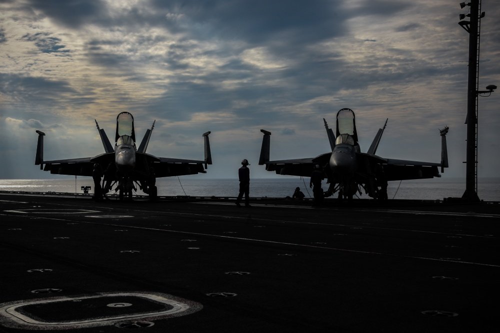 USN_Submariner's tweet photo. Super Hornets from Strike Fighter Squadron 195 "Dambusters" aboard forward-deployed USS Ronald Reagan (CVN 76) #RedFriday 

#USNavy #7thFLT #CSG5 #CVW5 #VFA195⚓️🇺🇸 https://t.co/B9aZ4JNrpV