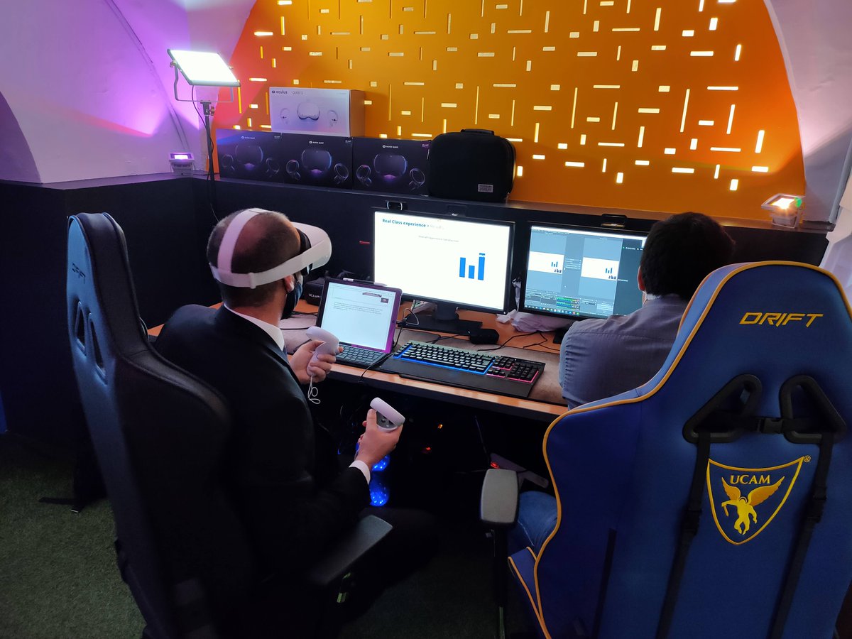 UCAM's tweet photo. 📸 @PauGuardiolaNet, director de @UCAM_Creatives, participa en el Congreso Internacional #DIMENSIONSXR2020 mostrando algunas de las aplicaciones reales que ya está implementando la UCAM con realidad virtual. https://t.co/AriL8AqPPu