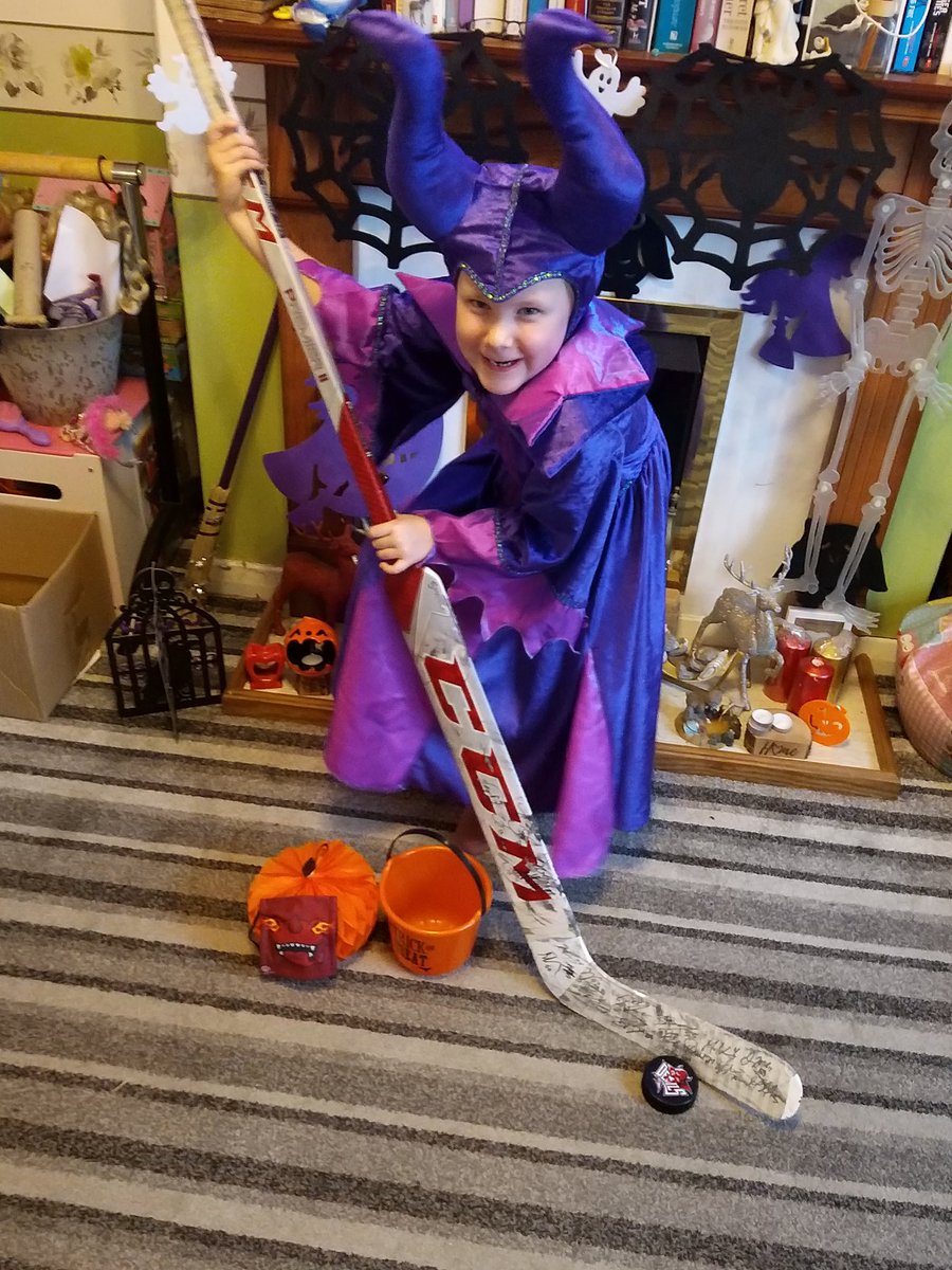 tvenn's tweet photo. Hey @cardiffdevils here's my devil daughter bringing the darkness and net minding the entrance to the underworld. #devildaughter #DevilsTrickOrTweet #shelovestaz #cardiffdevils #cardifffireihl https://t.co/I4FdflXqJL