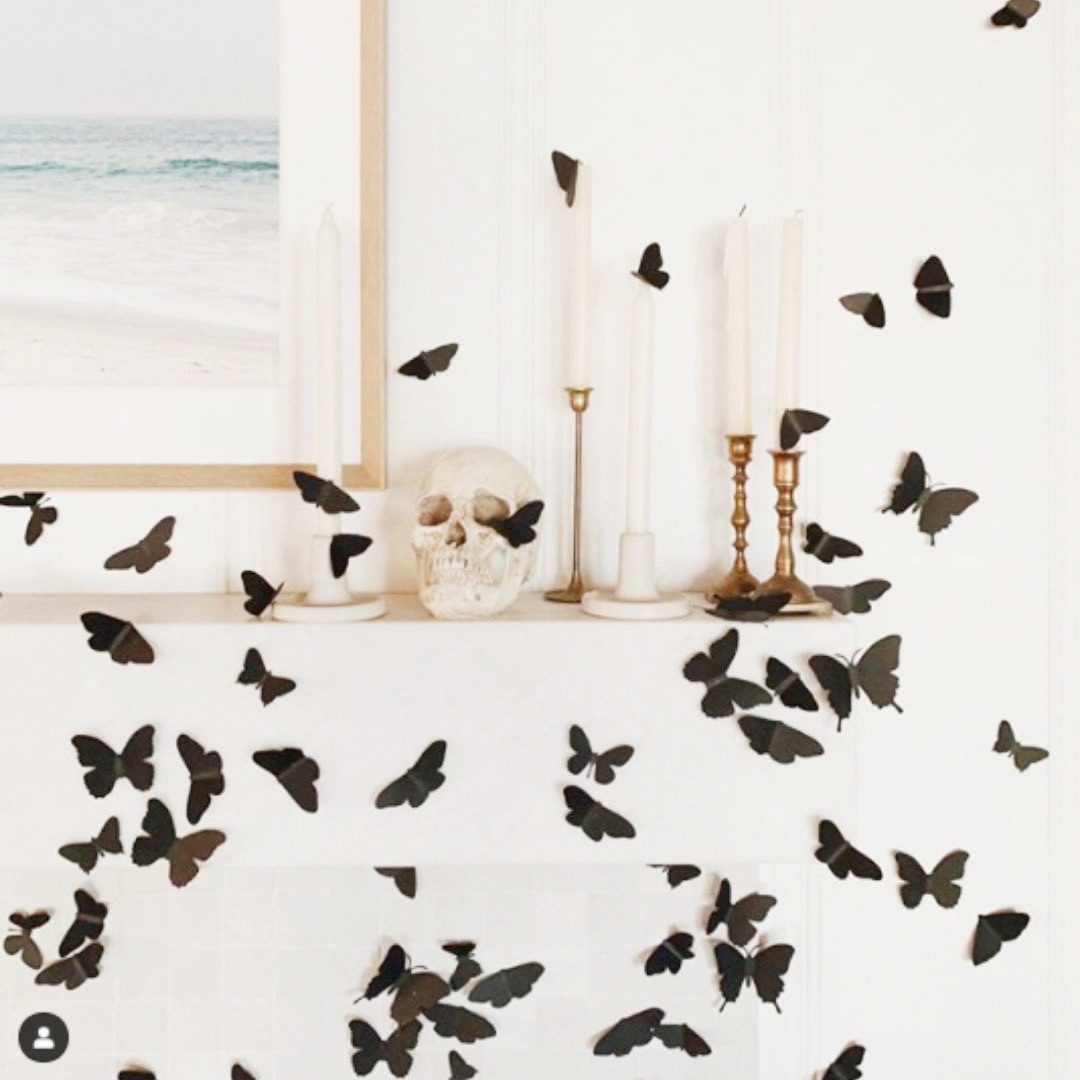 KissSmink's tweet photo. Leave it to @LaurenConrad  to make Halloween decor look this chic 💀🖤

Who else is taking on a different approach with their Halloween decor this year? ✨ #halloweendecor  #halloweendecorations https://t.co/qC7xQvCDdg