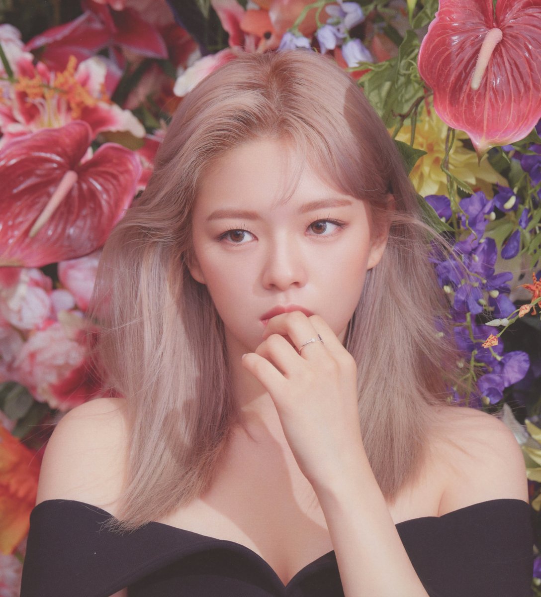 njmsjmdct2's tweet image. [SCAN] TWICE 2nd full album Eyes wide open Photobook (ver. Story)

Jeongyeon
(page 12, 14, 15, 61)

#정연 #ジョンヨン #JEONGYEON #定延