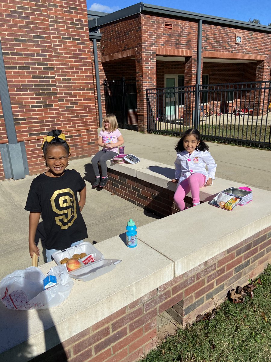 Mrs_KThompson's tweet photo. Virtual field trip to the farm and pumpkin patch @OldPointeElem today!  We are having a blast.  Temporary tattoos, picnic lunch, and our very own pumpkin patch!  We might not be able to go to the farm in person, but we can make the best of it! #VirtualFieldTrip #OPESstrong https://t.co/atjgDhkxxb