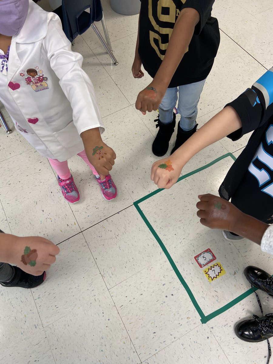 Mrs_KThompson's tweet photo. Virtual field trip to the farm and pumpkin patch @OldPointeElem today!  We are having a blast.  Temporary tattoos, picnic lunch, and our very own pumpkin patch!  We might not be able to go to the farm in person, but we can make the best of it! #VirtualFieldTrip #OPESstrong https://t.co/atjgDhkxxb