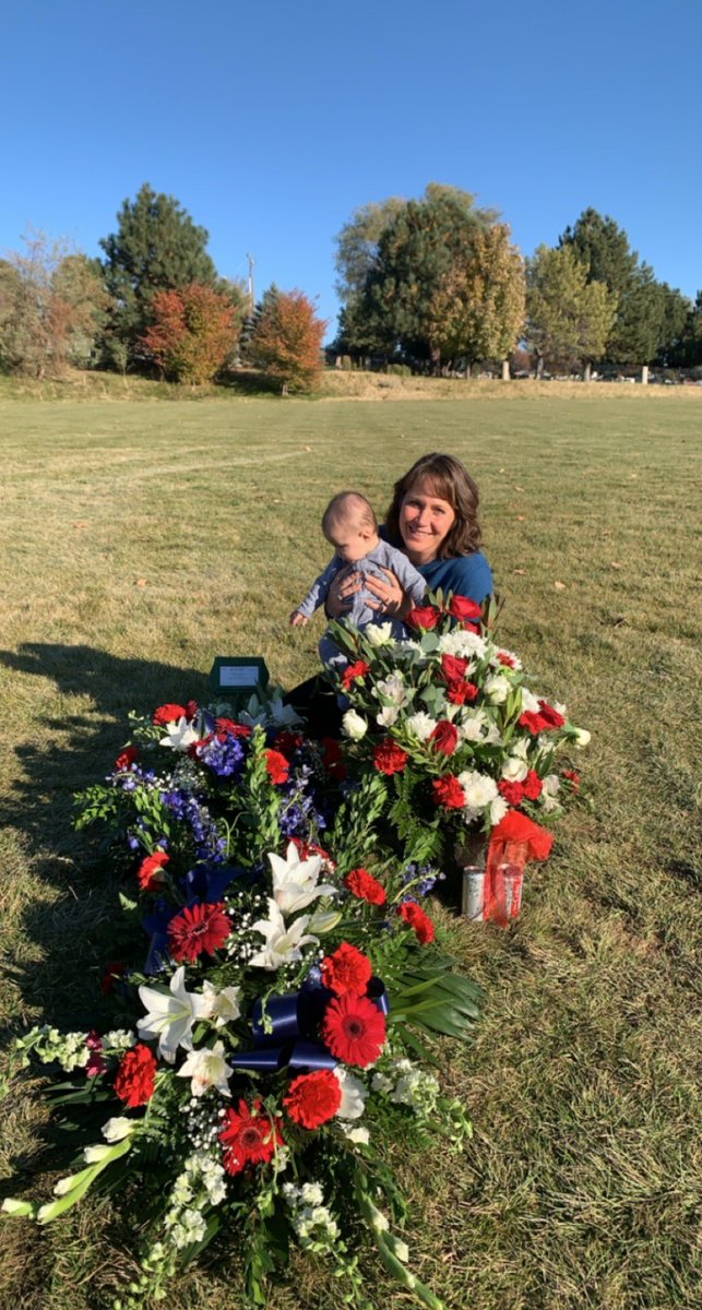 aren_manu's tweet photo. Two amazing great grandpas both in the Air Force buried in the same cemetery. My niece got to visit them both yesterday and had the greatest privilege to meet Duane before his passing. We love both of you grandpas so much♥️ https://t.co/exMUjVH7xI