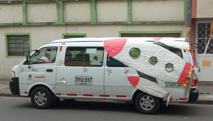Durante la mañana de #Hoy, las y los profesionales del Centro Crecer de Fontibón se tranfosmaron en Astronautas y viajaron en su transbordador recorriendo varios puntos de la localidad, llevando felicidad a los niños y las niñas beneficiarios del servicio.
#MásTerritorio