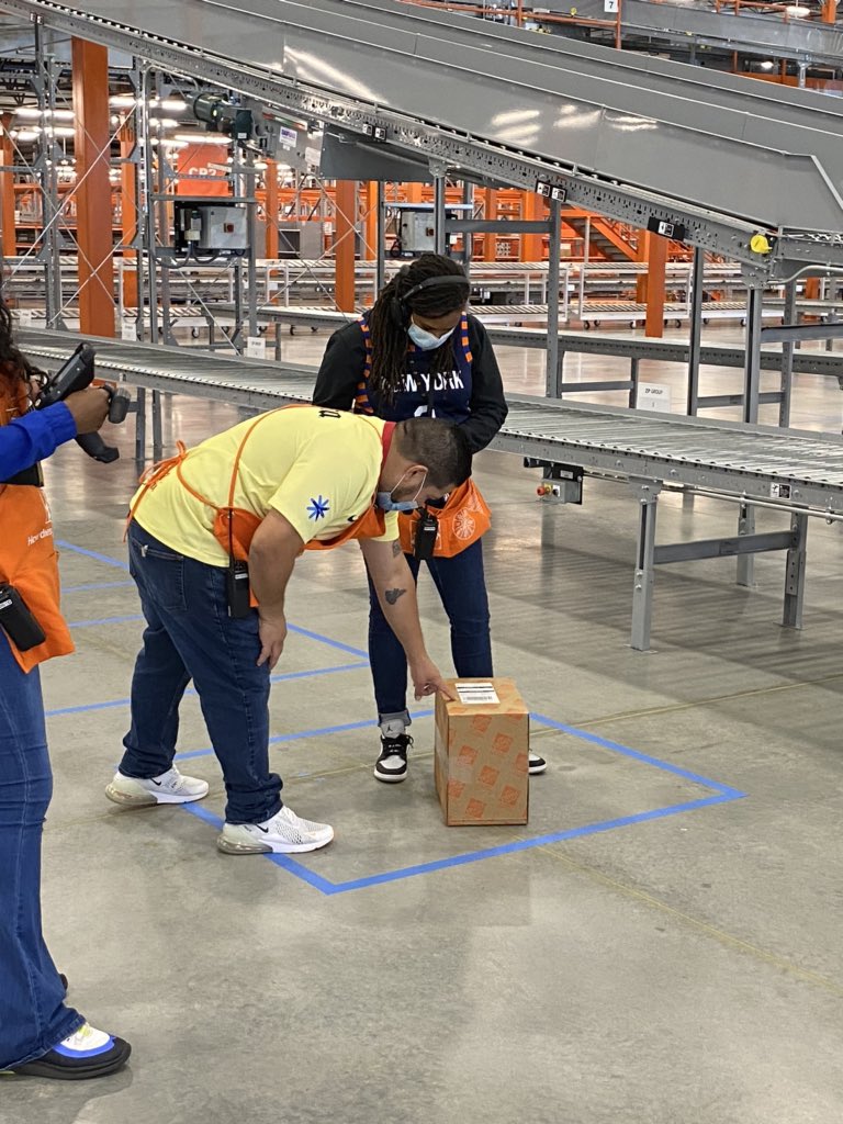 AbneyOps's tweet photo. @Chad741 @HRMThomasTHD @RAGrazian HOU MDC OB Supervisor Miguel Martinez training his OB Team so they are ready for OB operations.#5831ItsWhatWeDo https://t.co/3xVA8y4kSt