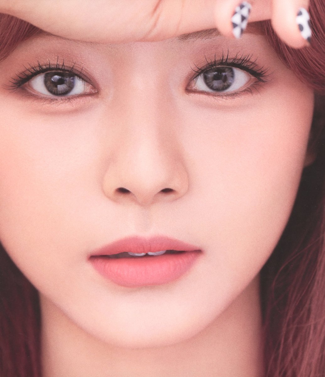 njmsjmdct2's tweet image. [SCAN] TWICE 2nd full album Eyes wide open Photobook (ver. Story) - page 41

Tzuyu
(color toning)

#쯔위 #ツウィ #TZUYU #จื่อวี #جويو #子瑜