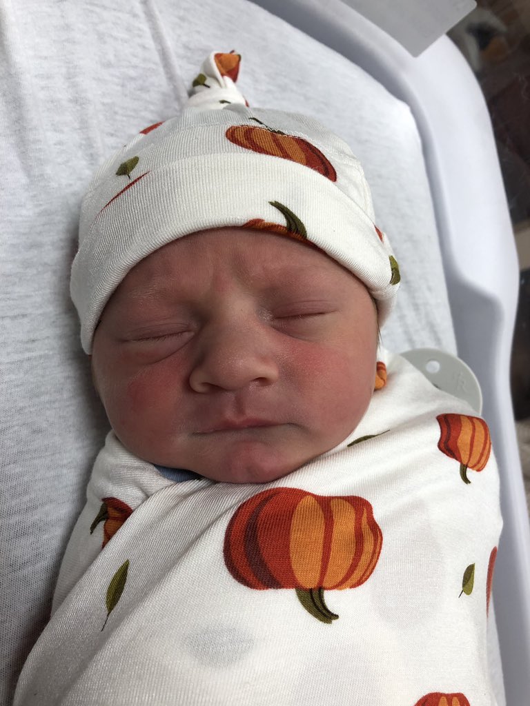 elizabethdscott's tweet photo. Here’s some positivity in your newsfeed: my baby nephew! 😍 #OctoberBaby #ImAnAunt https://t.co/NLs3hx6CUl