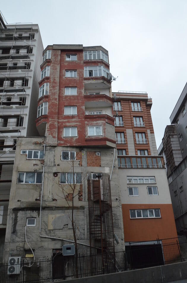 Almanya'da imar yasası 1945'ten bu yana sadece 2 defa değişmiş. Türkiye'de ise son 11 yılda 164 kez değişti. 7 defa da imar affı çıktı.
Neden?

#izmir
#deprem