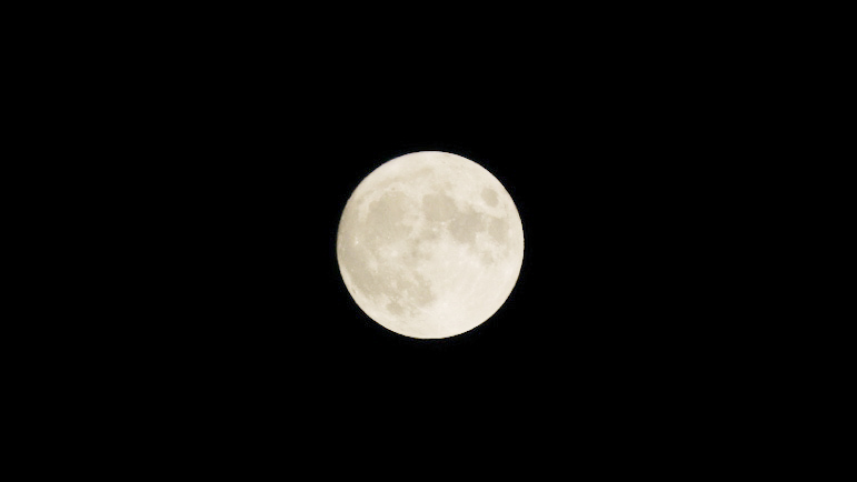 暦生活 今日の満月は ブルー ムーン ひと月に満月が2回あるとき 後の満月をブルー ムーンと呼びます 極めて稀という意味で 英語で Once In A Blue Moon とも 実際に月が青く見えるということではありませんが 神秘的で美しい呼び名です
