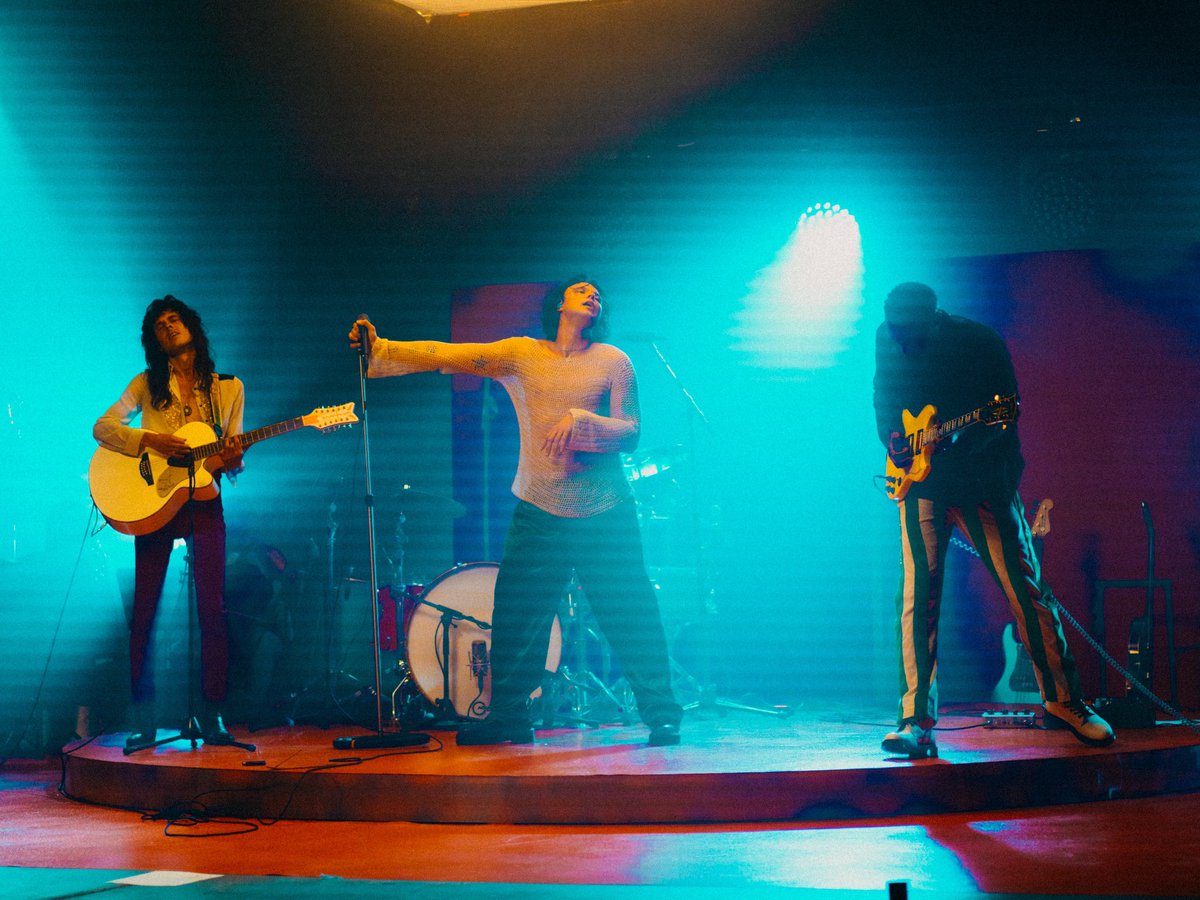 Ashton5SOS's tweet photo. Lights out, the show has begun https://t.co/jt2uDYmtDN #Superbloomfilm2020 https://t.co/wvpoPDsM0G