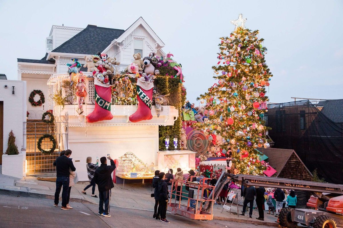 Last week we learned about the death of Tom Taylor, who took care of the iconic Castro rainbow flag. Also known for his elaborate Christmas decorations. RIP.

📸 @storyofadrone
📸 <a href="/deedougie/">deedee</a> / <a href="/sfgate/">SFGATE</a>

#sutrotower #sfsutrotower #sanfrancisco #rainbowflag #prideflag #castrosf