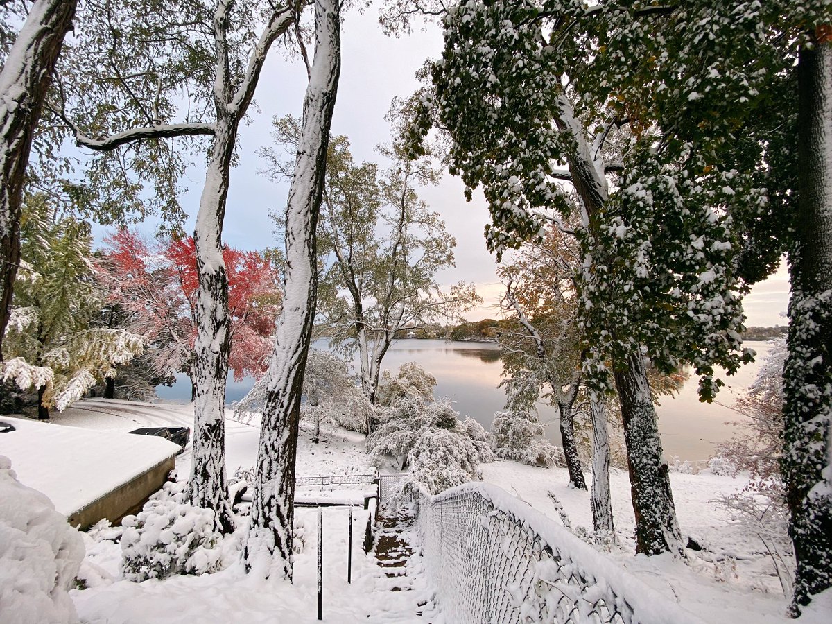 JessGSnyder's tweet photo. It’s Fall &amp; Winter up here in MA 😍 A happy Friday indeed https://t.co/SQz0voAblw