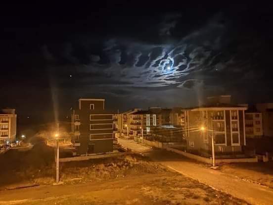 syedsaroosh25's tweet image. Clouds Seen A night Before the Earthquake 
7.0 Magnitude Equake in Turkey #Izmir City. 
These cloud Formations suggest Very Strong Megnatic Fields Nearby. A few Local Residents also Reported disturbance in Electricity A lot of People know about Manmade Systems?
#TurkeyEarthquake