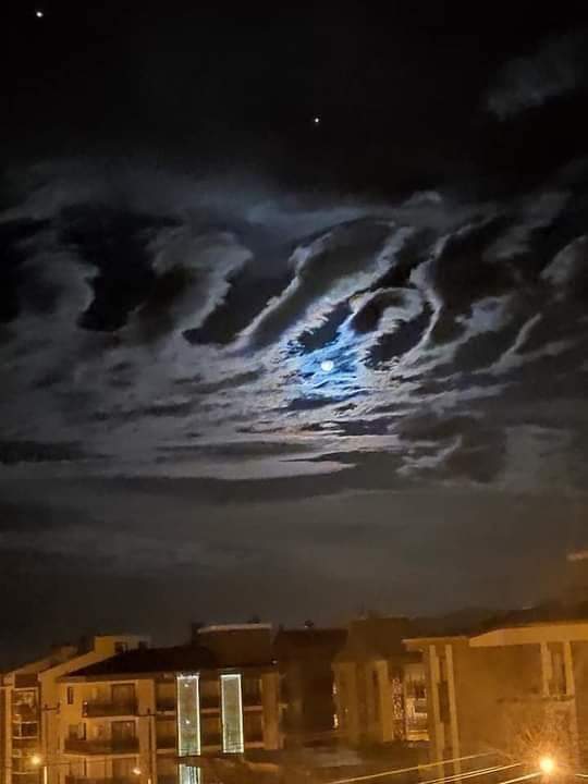 syedsaroosh25's tweet image. Clouds Seen A night Before the Earthquake 
7.0 Magnitude Equake in Turkey #Izmir City. 
These cloud Formations suggest Very Strong Megnatic Fields Nearby. A few Local Residents also Reported disturbance in Electricity A lot of People know about Manmade Systems?
#TurkeyEarthquake