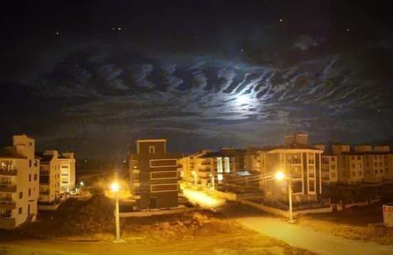 syedsaroosh25's tweet image. Clouds Seen A night Before the Earthquake 
7.0 Magnitude Equake in Turkey #Izmir City. 
These cloud Formations suggest Very Strong Megnatic Fields Nearby. A few Local Residents also Reported disturbance in Electricity A lot of People know about Manmade Systems?
#TurkeyEarthquake