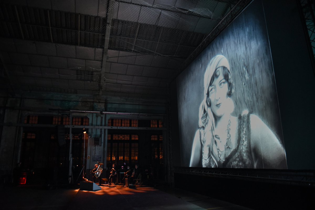 Nos gusta Joan Crawford😍 En primer plano y de cuerpo entero. Está fantástica en #GarrasHumanas
#saco #saco6 #culturasegura @culturaoviedo
📷@Ivan_Mar_Zenit / SACO https://t.co/yh6cNuF8C0