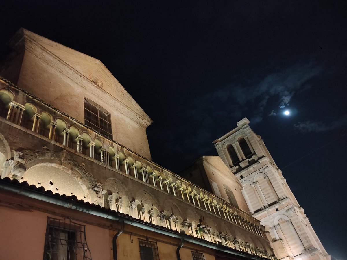 FerraraMagic's tweet photo. Cathedral #moon https://t.co/fA9ddy1CYm