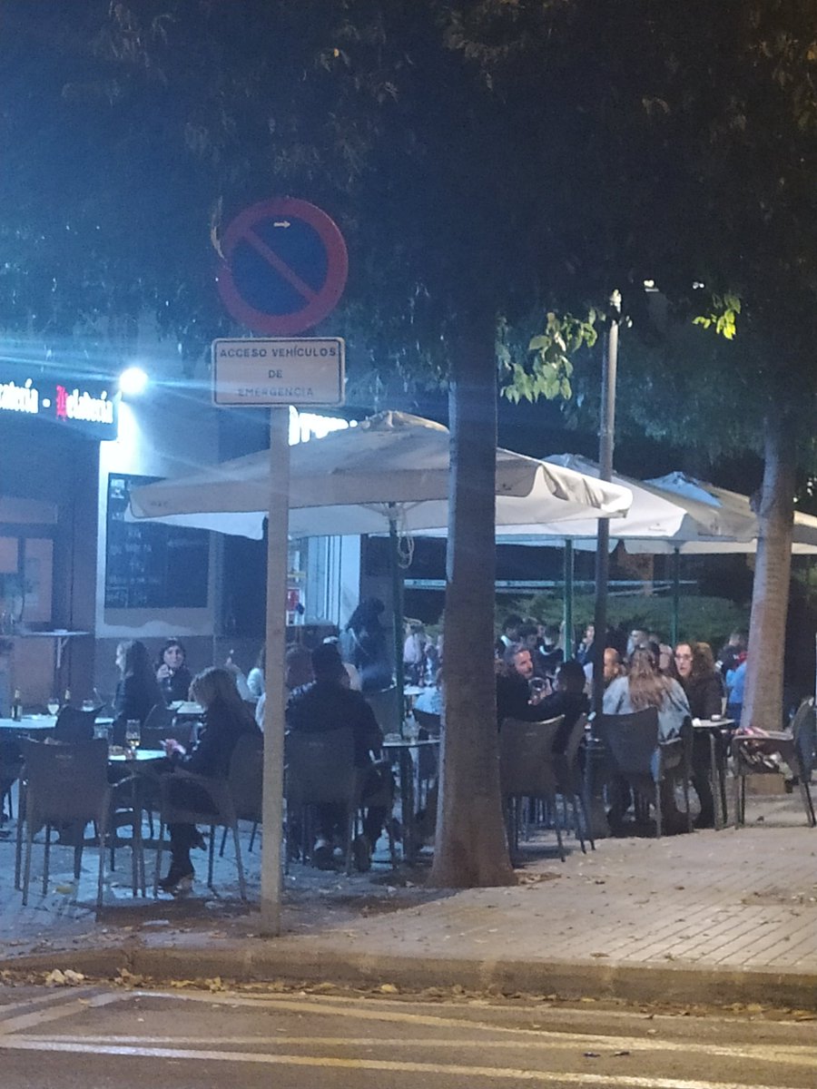 No son las 00.00 aún pero esta terraza de mi barrio lleva petada de gente sin mascarilla toda la tarde, y así está todos los días, tampoco es una quedada antes de ir al teatro ni después de ir al cine, y supongo que pasará lo mismo en mil sitios.
#CulturaSegura https://t.co/yX7ZkHpRUc