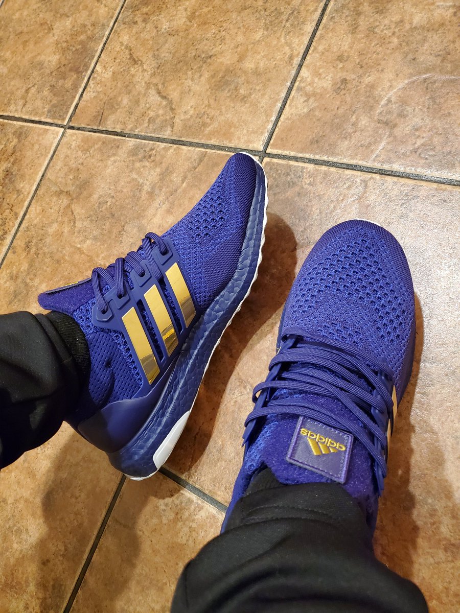 Dhem_boost's tweet photo. @adidasalerts Huskies 1.0 with some gold @BoostedStripes 🔥👟👌🏻 https://t.co/K21hCSfDR7
