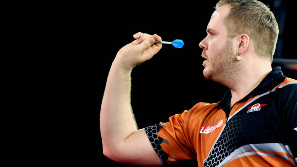 Van Duijvenbode toont veerkracht tegen Smith en bereikt kwartfinales EK darts.
https://t.co/9AIuXU3rgX
Dirk van Duijvenbode heeft de kwartfinales van het Europees kampioenschap darts bereikt. In de Westfalenhallen in Dortmund versloeg Aubergenius, zoals zijn bijnaam lui... https://t.co/G0fVfV37FD