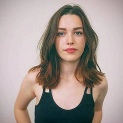 dracarysvause's tweet photo. How does she look like that https://t.co/CrlRHyiHGS