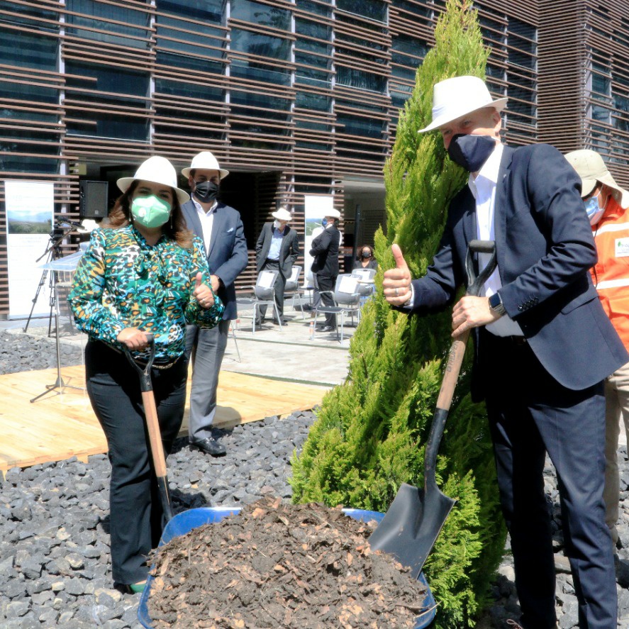 BetyManrique's tweet photo. En el marco del #DíaAmbiental 2020 de @Volkswagen_Mx donde presenta su proyecto #ZeroImpactFactory anunciamos también nuestra alianza para la conservación y recuperación del cerro #Zapotecas, área natural protegida estatal que requiere atención por plagas e intensa deforestación. https://t.co/PSJXLgKedG