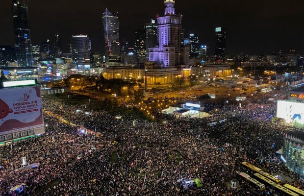 У Варшаві десятки тисяч людей мітингували проти заборони на аборти (фоторепортаж)
bit.ly/3oFfM3T