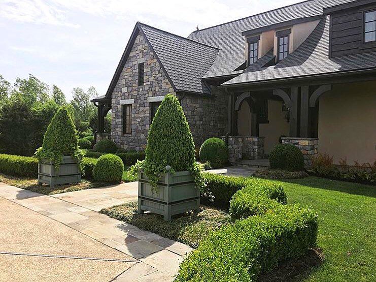 scapedpro's tweet photo. Clean and simple front planting by @stephen_w_hackney
#oldschool #lessismore #handdrawn #courtyardentrance #driveway #stonedriveway #stampedconcrete #stonw #boxwood #boxwoodhedge #planters #boxwoodinplanter #landscapephotography #landscapedesign #landscapearchitecture https://t.co/Pi1yJ0yYbI